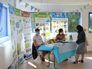 Le stand de la LPO, avec Mado, bénévole à la LPO Alsace (photo Pascal Jung)