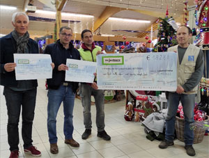 Remise du chèque à Christophe Hervé (2e à gauche)