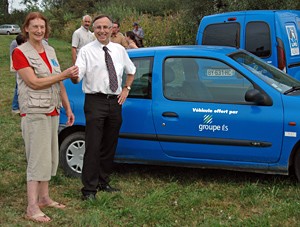 Remise des clés des voiture par Dominique Gruchet à Beryl Roth - photo Cathy Zell