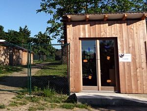 Le chalet d'accueil, à l'entrée du centre - Photo Cathy Zell